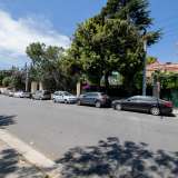 Villa Lucia si trova al civico 395 di corso Alcide de Gasperi, l� dove fa capolino oltre l�alto muro di cinta in pietra che la circonda